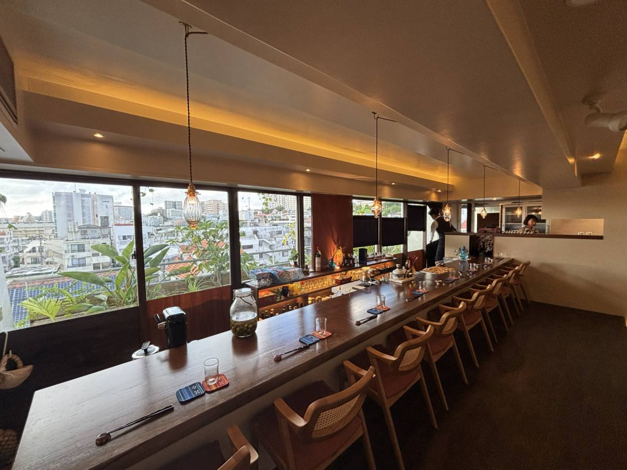 沖縄のアイデンティティを感じる会員制バーをデザインリフォーム